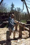 Handwerker beim Hausbau mit einer Axt