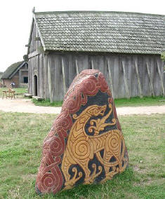 Runenstein vor dem H�uptlingshof