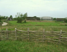 Blick �ber den Acker zum H�uptlingshof